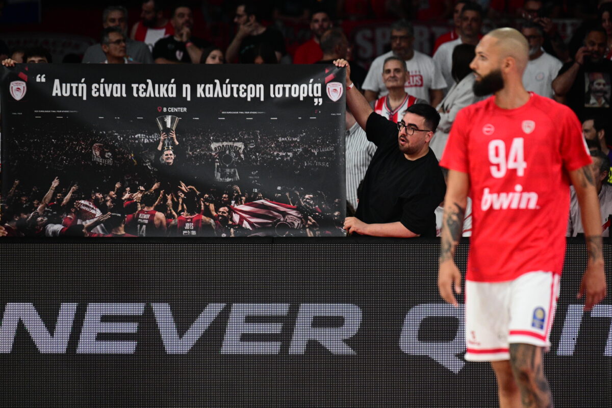 “Οι φίλαθλοι του Ολυμπιακού πείραξαν με πανό τον Κώστα Σλούκα του Παναθηναϊκού”