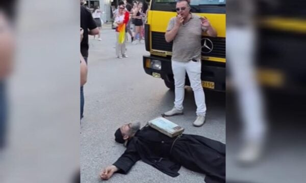 Απρόσμενο σκηνικό στο Pride της Θεσσαλονίκης: Ρασοφόρος ξάπλωσε μπροστά σε άρμα φωνάζοντας «μετανοείτε»