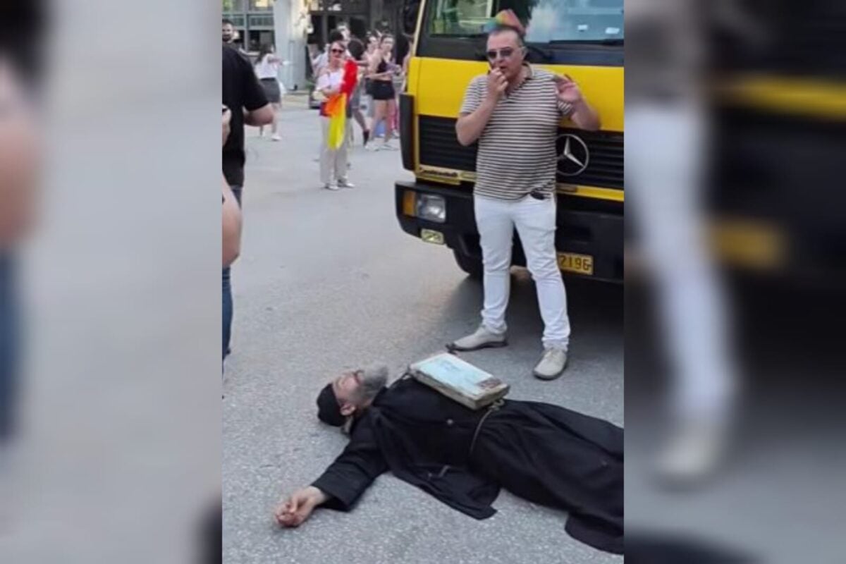Απρόσμενο σκηνικό στο Pride της Θεσσαλονίκης: Ρασοφόρος ξάπλωσε μπροστά σε άρμα φωνάζοντας «μετανοείτε»