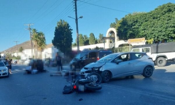 Σοβαρό τροχαίο στην Πάρο: Μηχανή συγκρούστηκε με αυτοκίνητο – Ένας νεκρός και ένας νεκρός τραυματίας