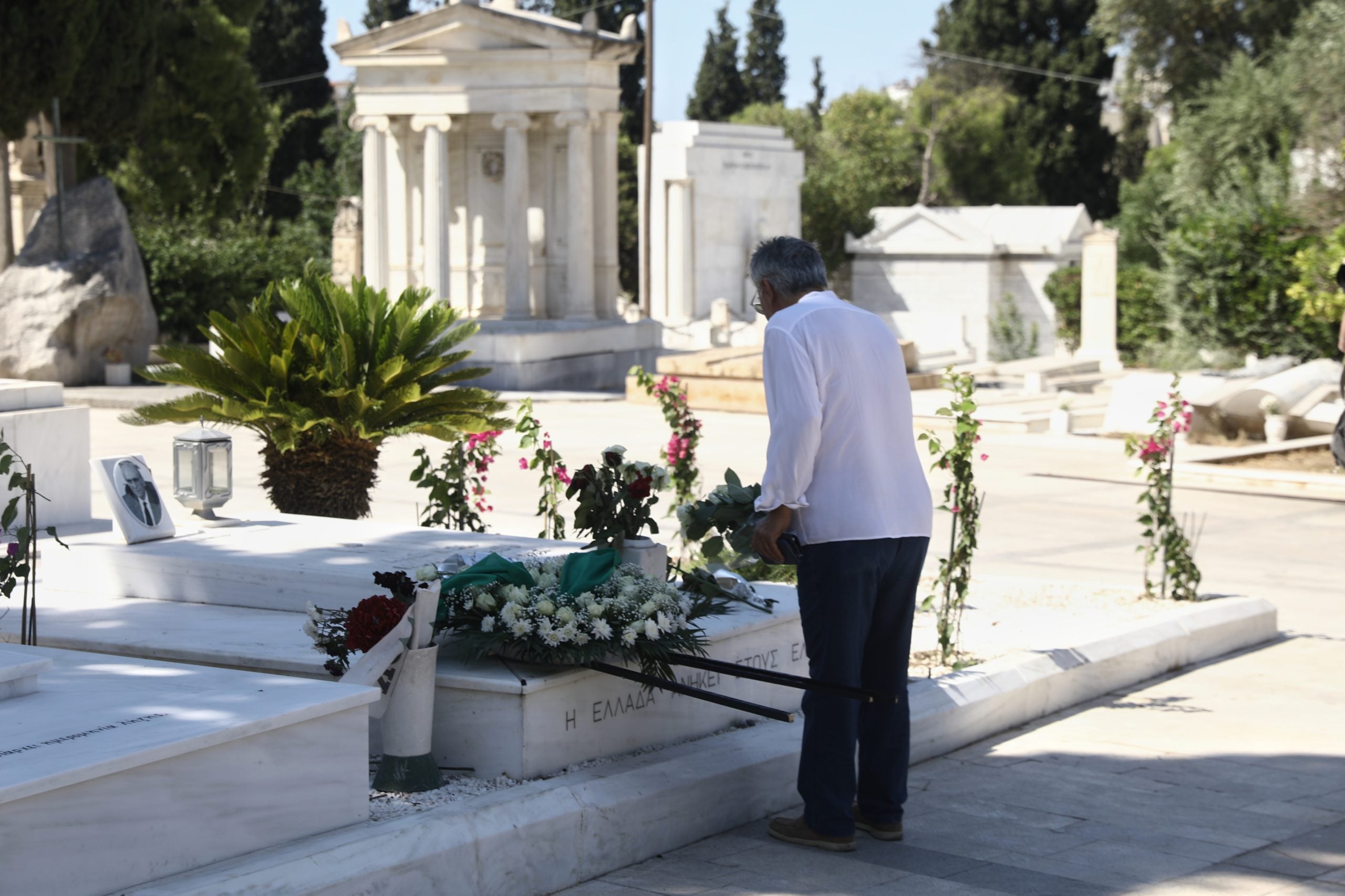 ΠΑΣΟΚ: Πολιτικό μνημόσυνο για τον Ανδρέα Παπανδρέου στο Α’ Νεκροταφείο – Λευκά τριαντάφυλλα στη μνήμη του