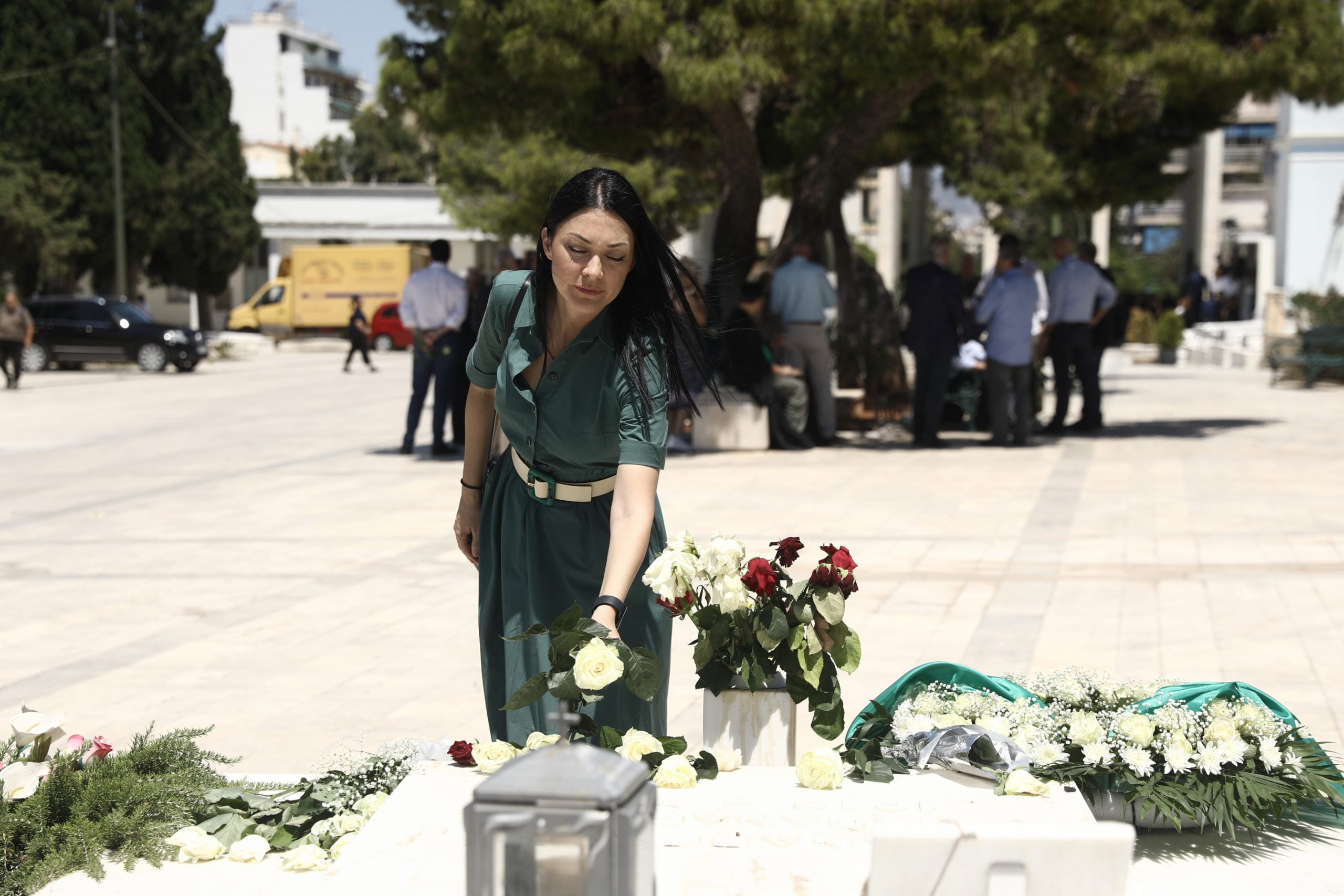 ΠΑΣΟΚ: Πολιτικό μνημόσυνο για τον Ανδρέα Παπανδρέου στο Α’ Νεκροταφείο – Λευκά τριαντάφυλλα στη μνήμη του