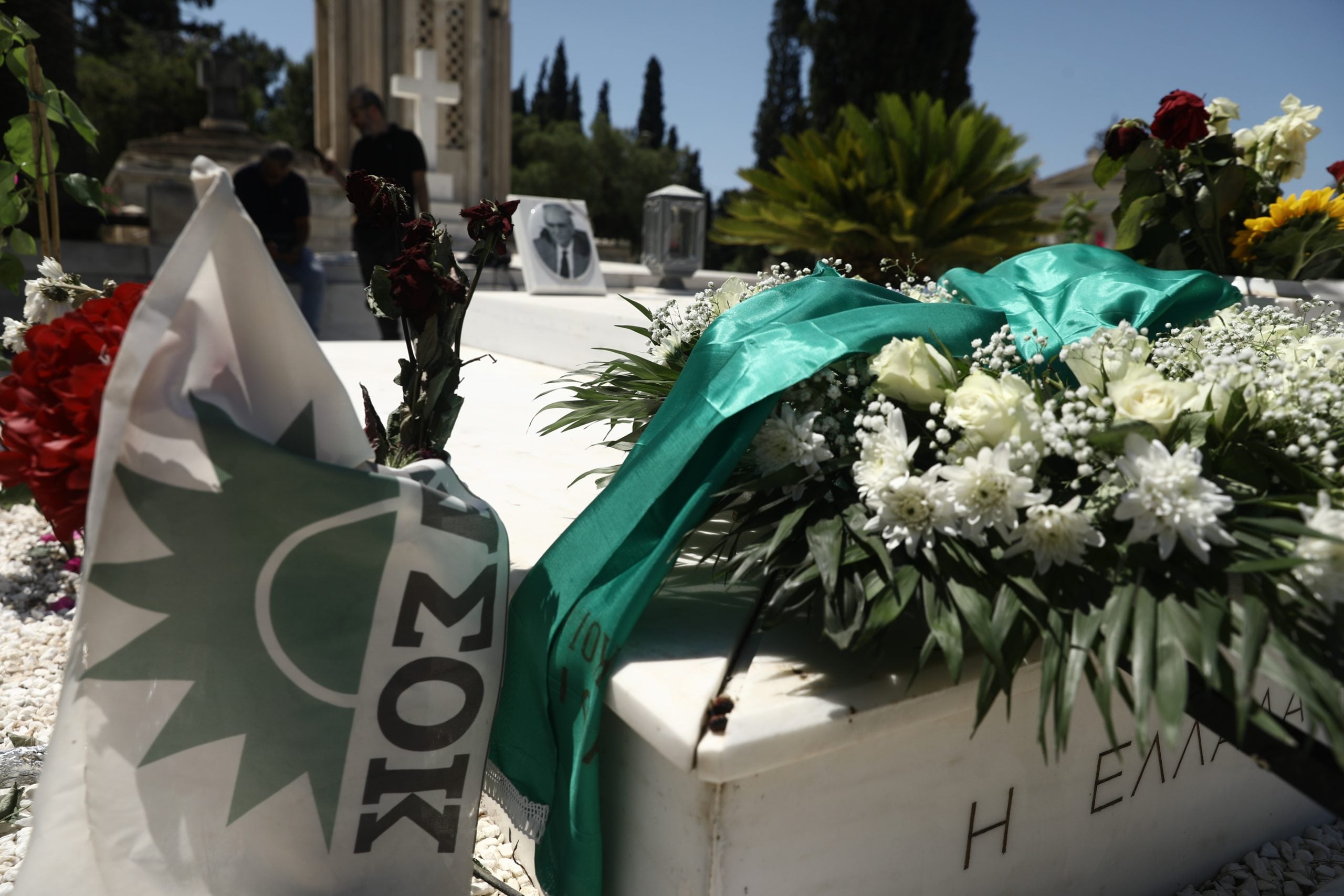 ΠΑΣΟΚ: Πολιτικό μνημόσυνο για τον Ανδρέα Παπανδρέου στο Α’ Νεκροταφείο – Λευκά τριαντάφυλλα στη μνήμη του