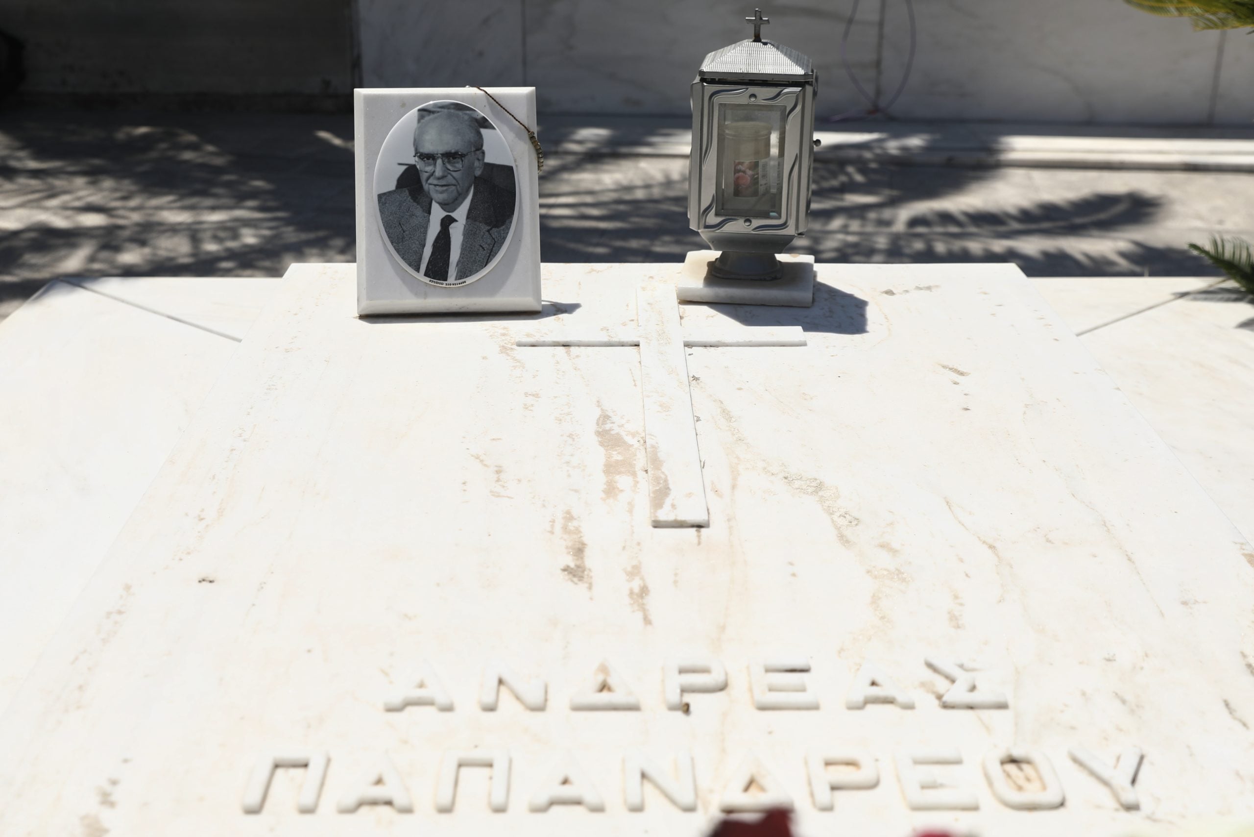 ΠΑΣΟΚ: Πολιτικό μνημόσυνο για τον Ανδρέα Παπανδρέου στο Α’ Νεκροταφείο – Λευκά τριαντάφυλλα στη μνήμη του 29 ΠΑΣΟΚ: Πολιτικό μνημόσυνο για τον Ανδρέα Παπανδρέου στο Α’ Νεκροταφείο – Λευκά τριαντάφυλλα στη μνήμη του