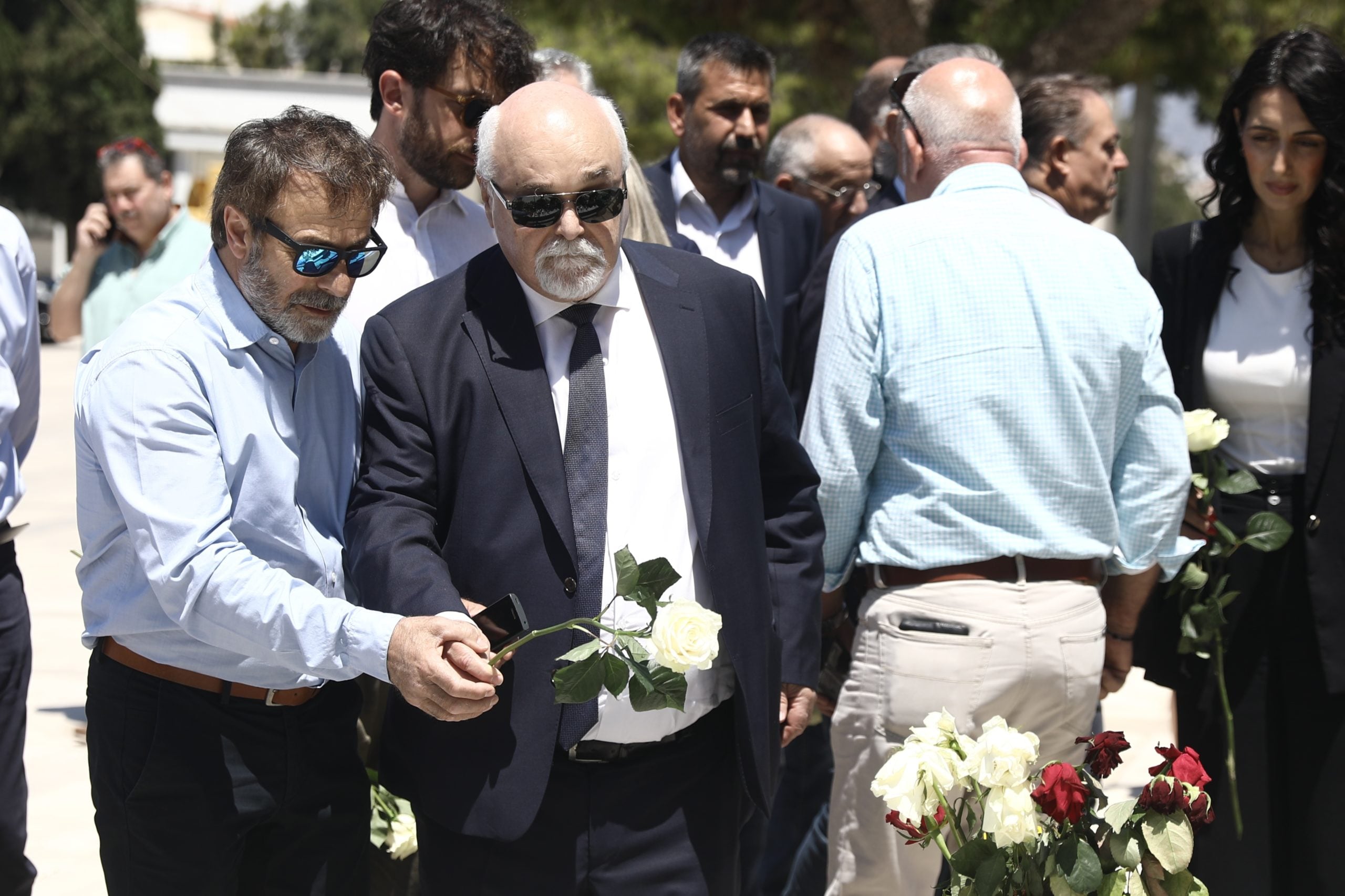 ΠΑΣΟΚ: Πολιτικό μνημόσυνο για τον Ανδρέα Παπανδρέου στο Α’ Νεκροταφείο – Λευκά τριαντάφυλλα στη μνήμη του