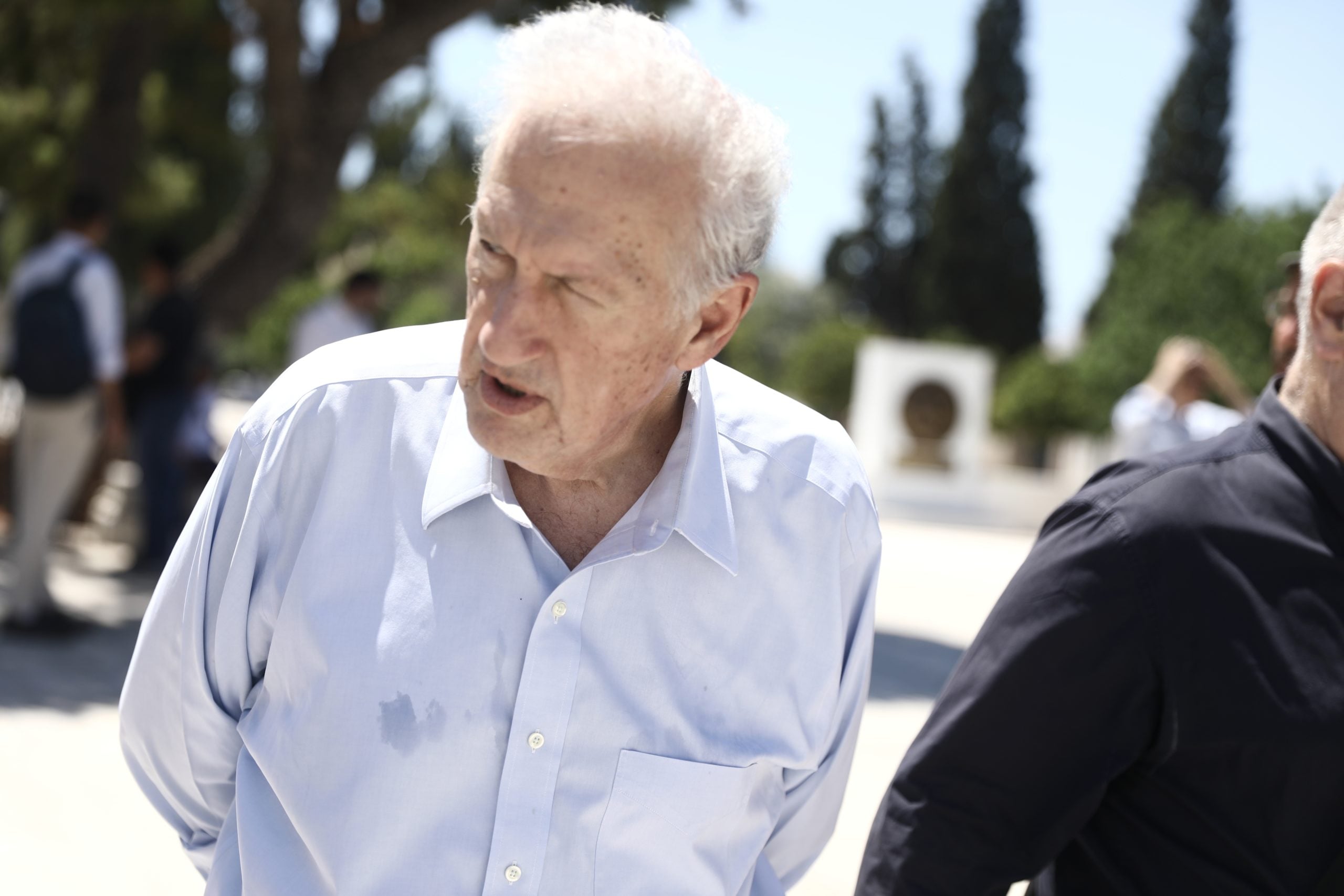 ΠΑΣΟΚ: Πολιτικό μνημόσυνο για τον Ανδρέα Παπανδρέου στο Α’ Νεκροταφείο – Λευκά τριαντάφυλλα στη μνήμη του