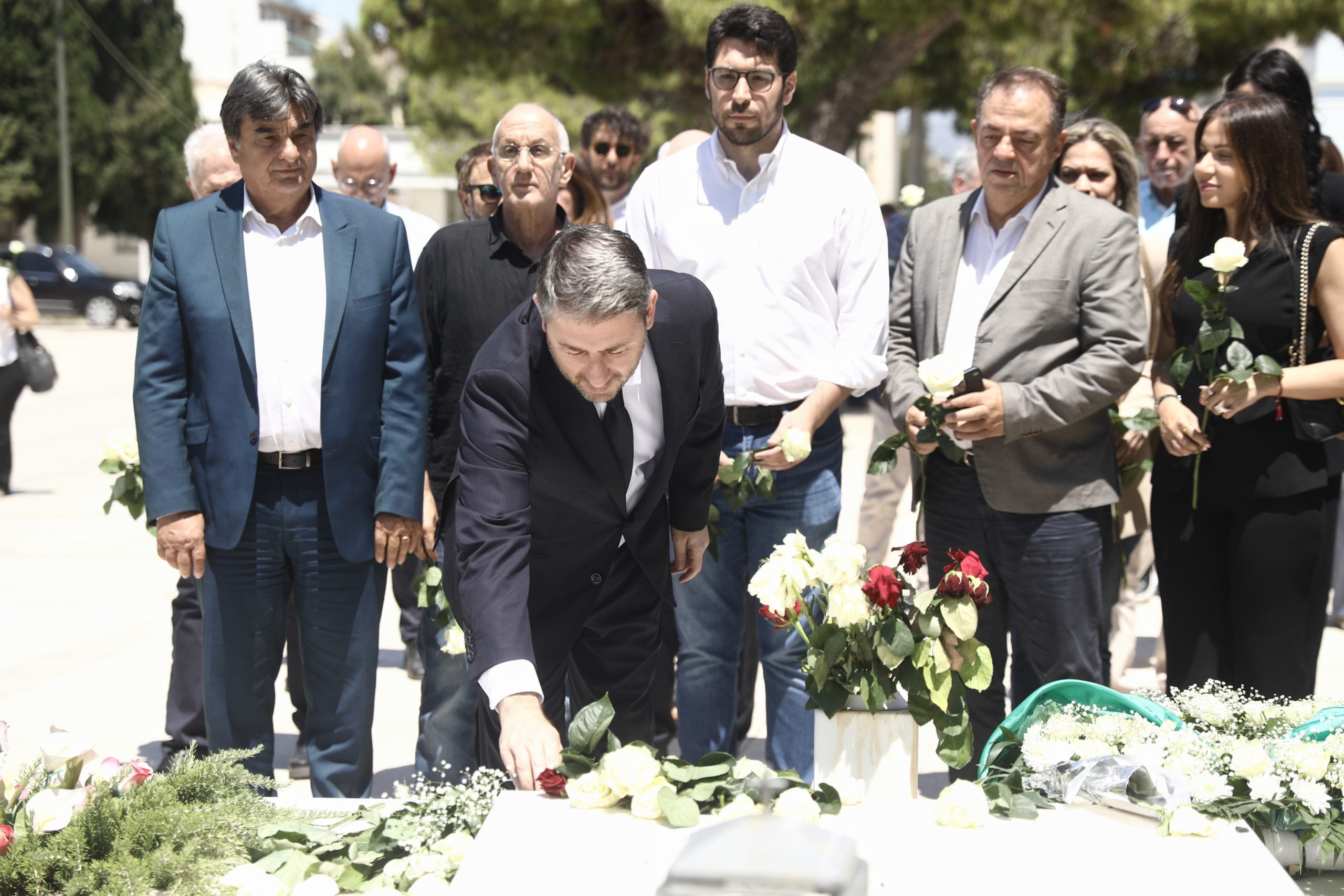 ΠΑΣΟΚ: Πολιτικό μνημόσυνο για τον Ανδρέα Παπανδρέου στο Α’ Νεκροταφείο – Λευκά τριαντάφυλλα στη μνήμη του 18 ΠΑΣΟΚ: Πολιτικό μνημόσυνο για τον Ανδρέα Παπανδρέου στο Α’ Νεκροταφείο – Λευκά τριαντάφυλλα στη μνήμη του