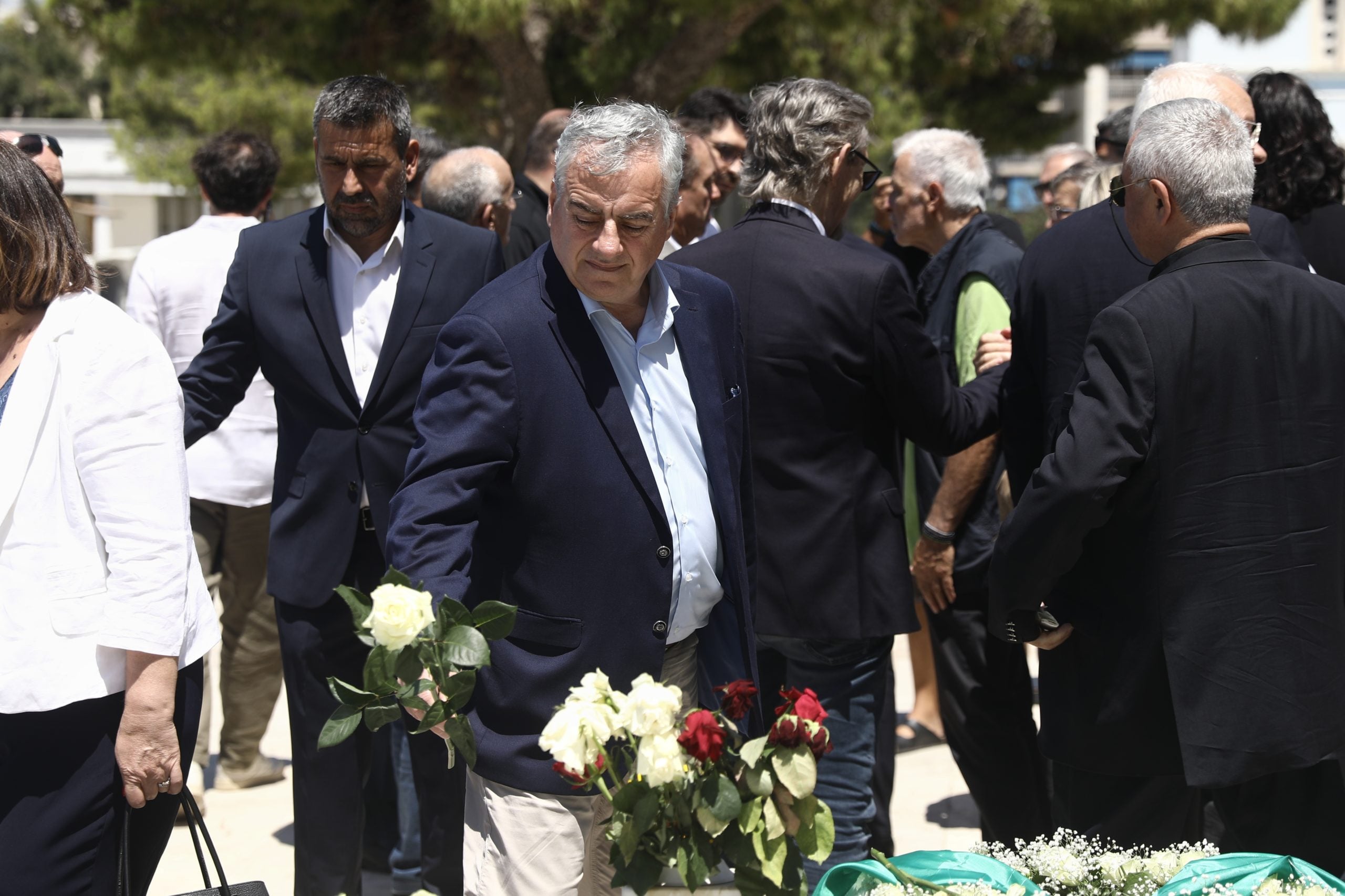 ΠΑΣΟΚ: Πολιτικό μνημόσυνο για τον Ανδρέα Παπανδρέου στο Α’ Νεκροταφείο – Λευκά τριαντάφυλλα στη μνήμη του