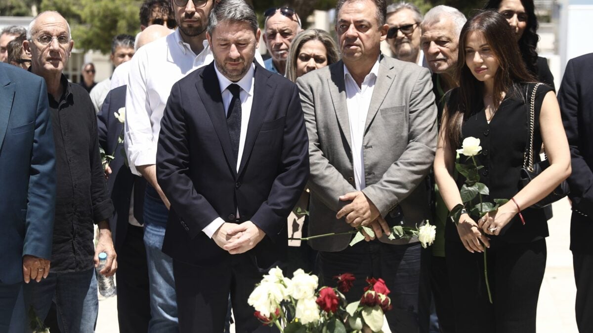ΠΑΣΟΚ: Πολιτικό μνημόσυνο για τον Ανδρέα Παπανδρέου στο Α’ Νεκροταφείο – Λευκά τριαντάφυλλα στη μνήμη του 13 ΠΑΣΟΚ: Πολιτικό μνημόσυνο για τον Ανδρέα Παπανδρέου στο Α’ Νεκροταφείο – Λευκά τριαντάφυλλα στη μνήμη του