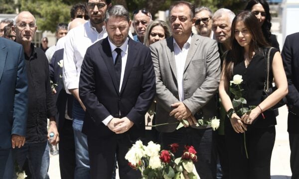 ΠΑΣΟΚ: Πολιτικό μνημόσυνο για τον Ανδρέα Παπανδρέου στο Α’ Νεκροταφείο – Λευκά τριαντάφυλλα στη μνήμη του