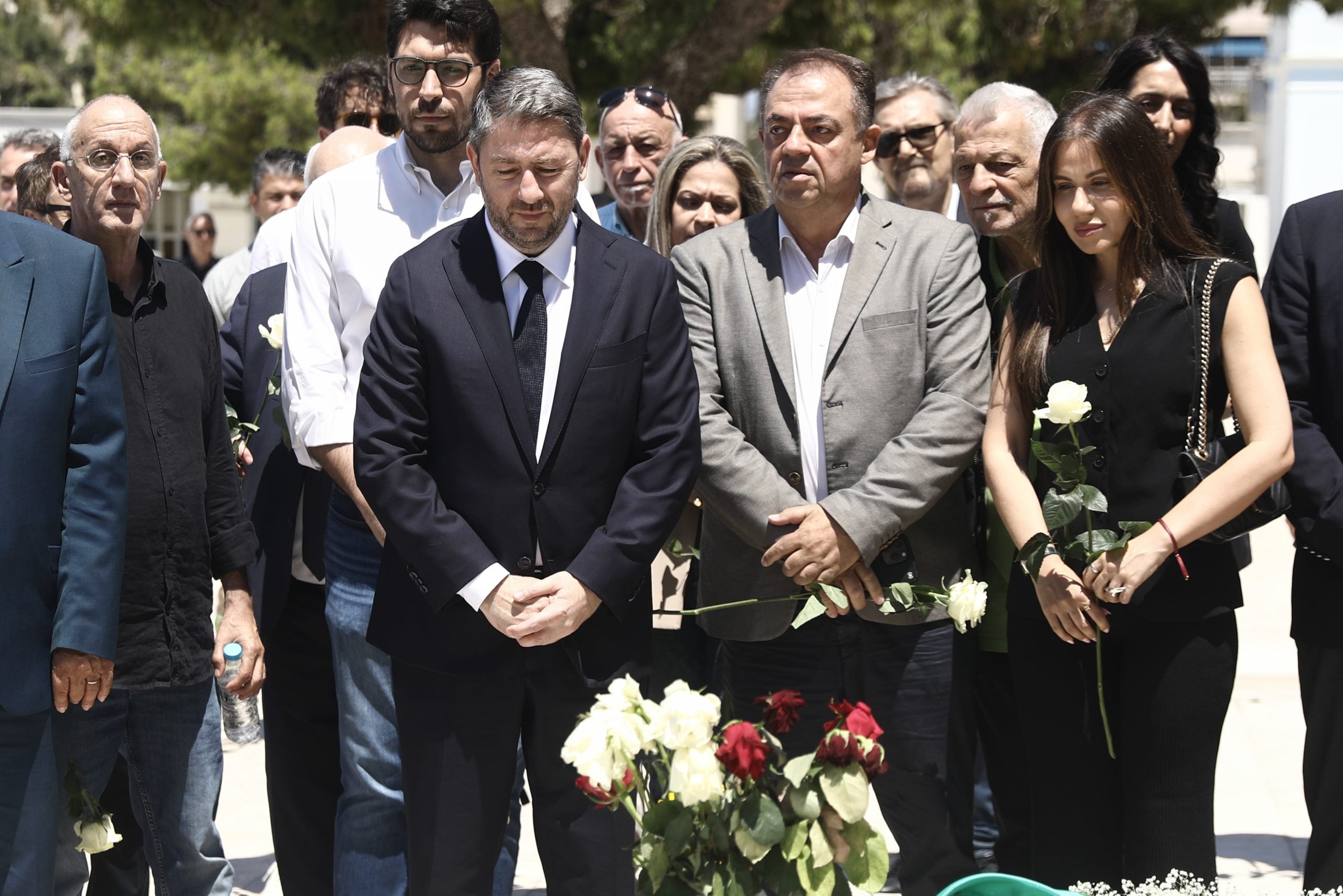 ΠΑΣΟΚ: Πολιτικό μνημόσυνο για τον Ανδρέα Παπανδρέου στο Α’ Νεκροταφείο – Λευκά τριαντάφυλλα στη μνήμη του