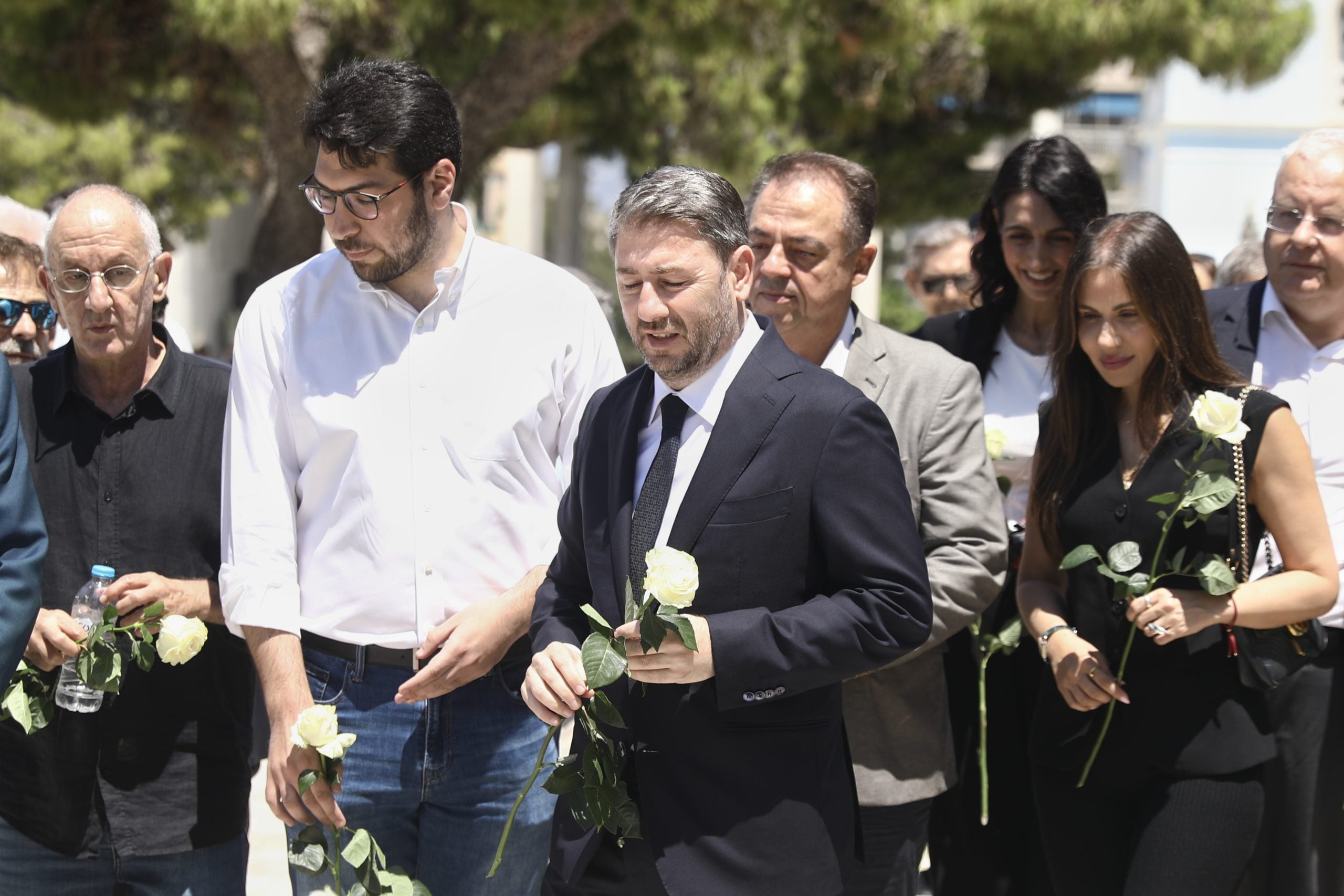 ΠΑΣΟΚ: Πολιτικό μνημόσυνο για τον Ανδρέα Παπανδρέου στο Α’ Νεκροταφείο – Λευκά τριαντάφυλλα στη μνήμη του