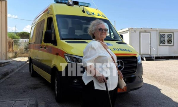 Πάτρα: 87χρονη έκανε δωρεά ασθενοφόρου στο ΕΚΑΒ, αφού είχε χάσει δύο παιδιά και τη νύφη της σε τροχαίο