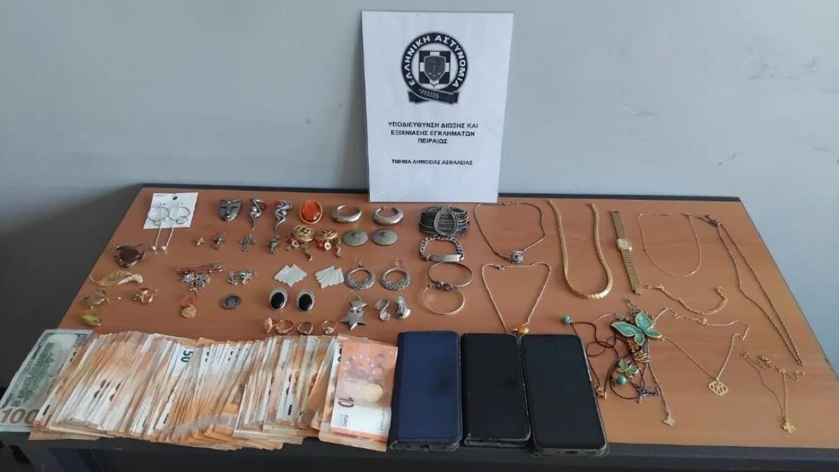 Πειραιάς: 30χρονος πιάστηκε στα «πράσα» την ώρα που προσπαθούσε να εξαπατήσει γυναίκα – Της ζήτησε να βγάλει τα κοσμήματα και να τα βάλει σε κάδο απορριμμάτων 1 Πειραιάς: 30χρονος πιάστηκε στα «πράσα» την ώρα που προσπαθούσε να εξαπατήσει γυναίκα – Της ζήτησε να βγάλει τα κοσμήματα και να τα βάλει σε κάδο απορριμμάτων