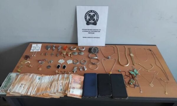 Πειραιάς: 30χρονος πιάστηκε στα «πράσα» την ώρα που προσπαθούσε να εξαπατήσει γυναίκα – Της ζήτησε να βγάλει τα κοσμήματα και να τα βάλει σε κάδο απορριμμάτων