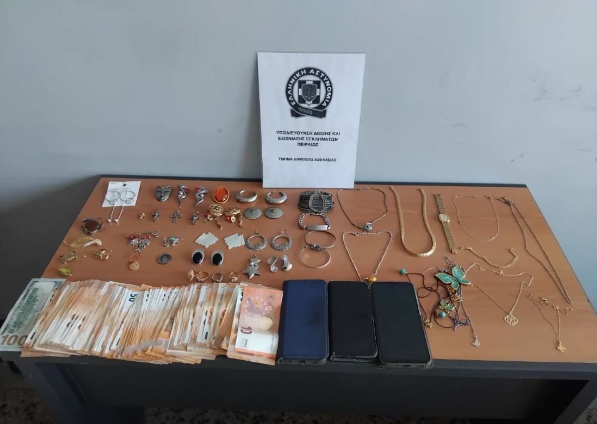 Πειραιάς: 30χρονος πιάστηκε στα «πράσα» την ώρα που προσπαθούσε να εξαπατήσει γυναίκα – Της ζήτησε να βγάλει τα κοσμήματα και να τα βάλει σε κάδο απορριμμάτων