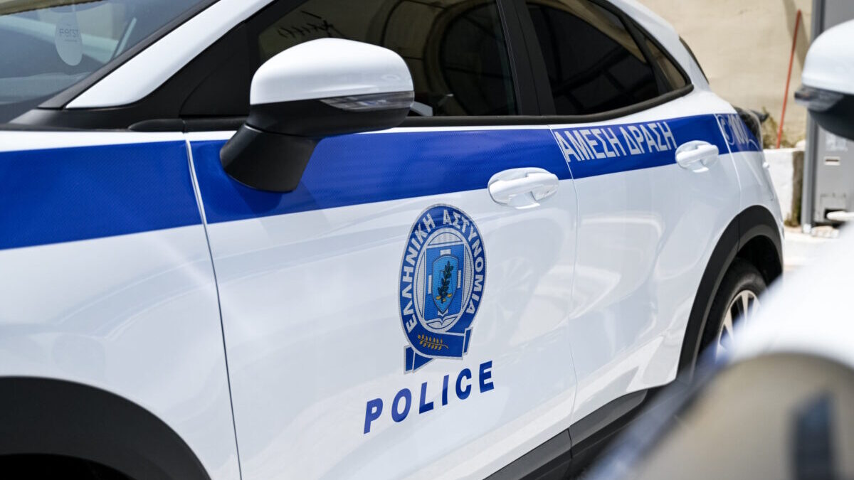 Νίκαια: Συνελήφθη 66χρονος που είχε ολόκληρο οπλοστάσιο στο σπίτι του – Κατασχέθηκαν πιστόλια κρότου, φυσίγγια και τέιζερ 1 Νίκαια: Συνελήφθη 66χρονος που είχε ολόκληρο οπλοστάσιο στο σπίτι του – Κατασχέθηκαν πιστόλια κρότου, φυσίγγια και τέιζερ