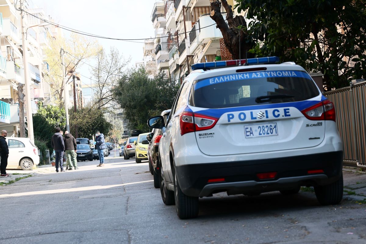 Θεσσαλονίκη: Αστυνομικοί του έκαναν υπόδειξη για θορυβώδη μουσική και τους εκτόξευσε τσιμεντόλιθο