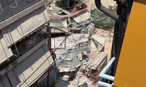 Πετράλωνα: Η άμεση επέμβαση έσωσε τους ενοίκους της πολυκατοικίας που κατέρρευσε – «Η μητέρα μου είδε ρωγμή, κάλεσε τη μηχανικό της και εκκένωσαν»