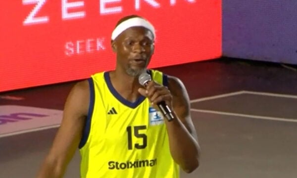 Ο Μπρεντ Πέτγουεϊ έκλεψε την παράσταση στο AegeanBall Festival: Τραγούδησε το «Αγαπώ μια πιτσιρίκα» και έγινε viral