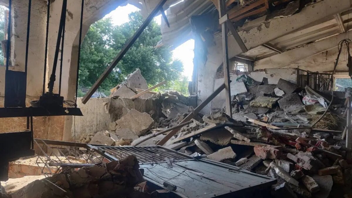 Ουκρανία: Δέκα νεκροί και 64 τραυματίες από ρωσικές επιθέσεις – Drone έπληξε παιδική σχολή ιππασίας και σκότωσε άλογα 2 Ουκρανία: Δέκα νεκροί και 64 τραυματίες από ρωσικές επιθέσεις – Drone έπληξε παιδική σχολή ιππασίας και σκότωσε άλογα