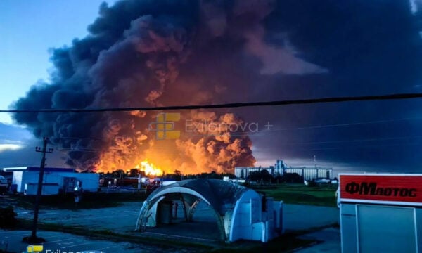 Ο Ζελένσκι ανακοίνωσε πλήγματα σε 2 ρωσικά διυλιστήρια πετρελαίου στην Ουκρανία – Στο στόχαστρο και εργοστάσιο της πολεμικής βιομηχανίας