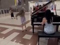Νεαρή έπαιξε πιάνο στο μετρό Συντάγματος και ένα μικρό κορίτσι χόρεψε στον ρυθμό του τραγουδιού – Δείτε βίντεο