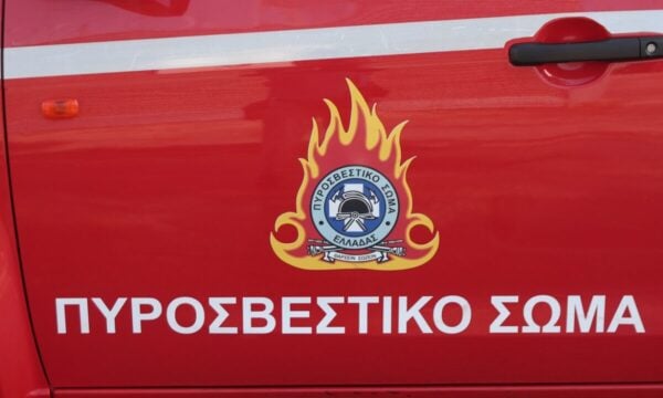 Φωτιά σε σκάφος στο ναυπηγείο της Σαλαμίνας: 25 πυροσβέστες επιχειρούν στο σημείο