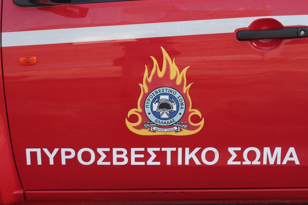 Φωτιά σε σκάφος στο ναυπηγείο της Σαλαμίνας: 25 πυροσβέστες επιχειρούν στο σημείο