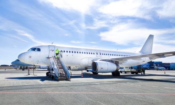 Επιβάτες εγκλωβίστηκαν επί ώρες σε Boeing χωρίς κλιματισμό – «Μωρά λιποθυμούσαν» στους 56 βαθμούς Κελσίου