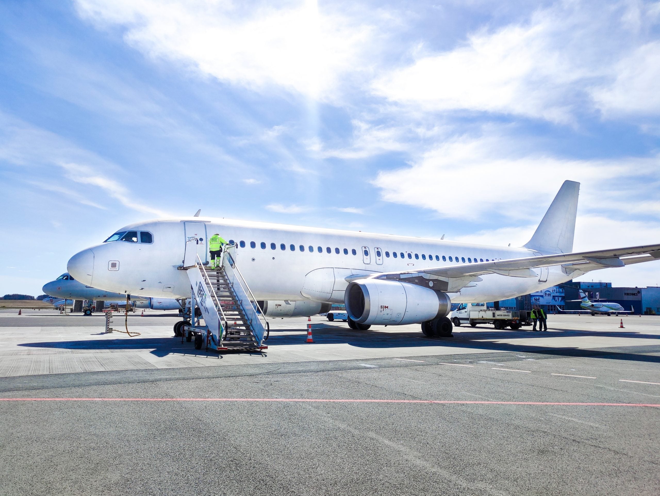 Επιβάτες εγκλωβίστηκαν επί ώρες σε Boeing χωρίς κλιματισμό – «Μωρά λιποθυμούσαν» στους 56 βαθμούς Κελσίου