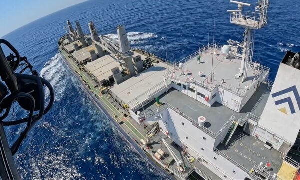 Αεροδιακομιδή ναυτικού από Super Puma της Πολεμικής Αεροπορίας ανοιχτά της Ρόδου