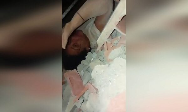 Ανατριχιαστική στιγμή – 60χρονη Βενεζουελάνα βγαίνει ζωντανή απ’ τα συντρίμμια 86 ώρες μετά το φονικό σεισμό!