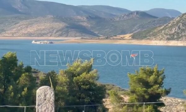 Ανεφοδιασμός ελικοπτέρων από τη λίμνη Υλίκη