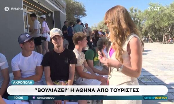 Δημοσιογράφος βρήκε τουρίστες στην Ακρόπολη και “ξεσκόνισε” τα γερμανικά της