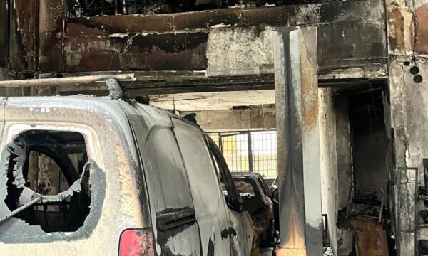 Εικόνες καταστροφής από την φωτιά σε συνεργείο αυτοκινήτων στη Θεσσαλονίκη