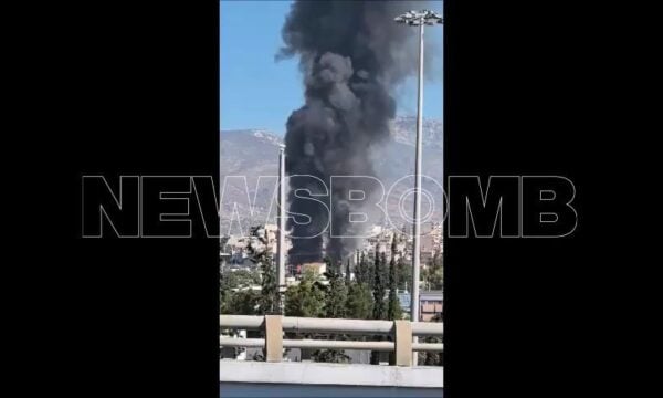 Φωτιά σε κατάστημα με ανταλλακτικά αυτοκινήτων στο Μενίδι