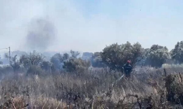 Φωτιά στα Σπάτα – Στη μάχη και εναέρια μέσα