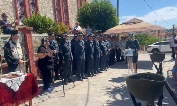 H εκπρόσωπος της ΕΛΑΣ Κ. Δημογλίδου στα αποκαλυπτήρια του μνημείου στη Χαλκιδική για την αστυνομικό που παρασύρθηκε σε τροχαίο