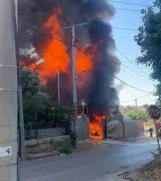 H φωτιά στο κατάστημα ανταλλακτικών στο Μενίδι
