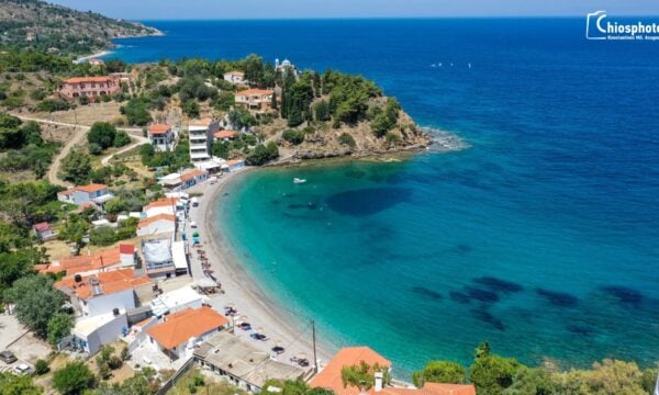Η μαγευτική παραλία του Ναγού στη Χίο με τα κρυστάλλινα νερά