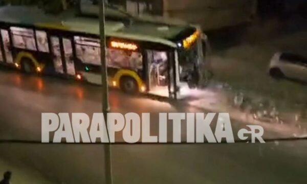 Η στιγμή του απεγκλωβισμού μετά τη σύγκρουση λεωφορείου με κολώνα του ΔΕΔΔΗΕ