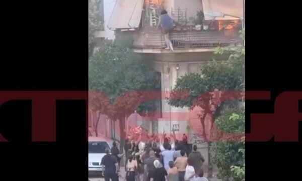 Καλλιθέα: Η στιγμή που 75χρονη πέφτει από το μπαλκόνι και σώζεται από πολίτες