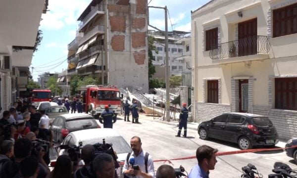 Κατάρρευση πολυκατοικίας στα Πετράλωνα-Εντοπίστηκαν εκτός κτιρίου οι τέσσερις που θεωρούνταν αγνοούμενοι