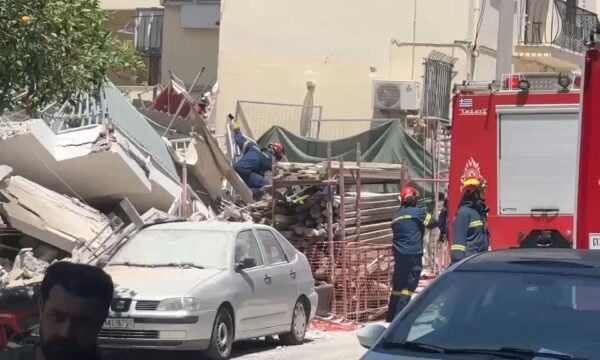 Κατέρρευσε κτήριο στα Πετράλωνα – Στο σημείο η Πυροσβεστική