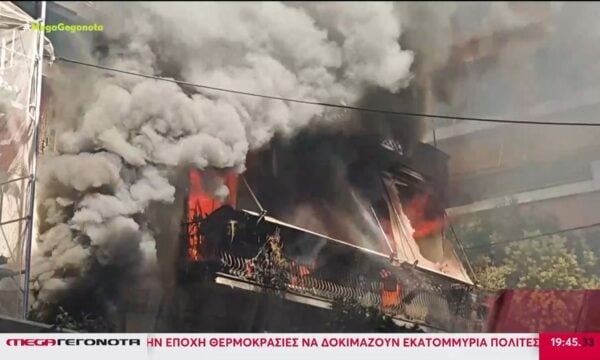Κόλαση φωτιάς σε Καλλιθέα και Ομόνοια – Ντοκουμέντα από τις δύο πυρκαγιές