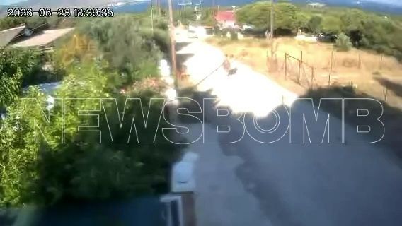 Κορινθία: Βίντεο ντοκουμέντο από τη στιγμή που η 57χρονη βάζει φωτιά σε ξερά χόρτα