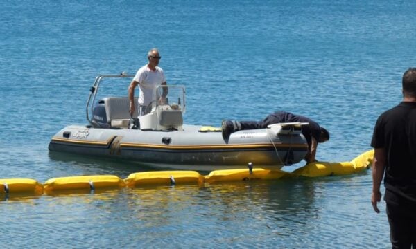 Ξεκίνησε η τοποθέτηση πλωτών φραγμάτων κατά των μεδουσών στην Εύβοια
