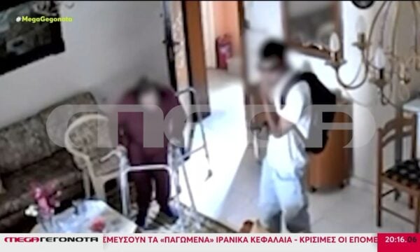 Μενίδι: Η στιγμή που απατεώνας εισβάλλει σε σπίτι ηλικιωμένης προσποιούμενος τεχνικό ρεύματος – MEGA αποκλειστικό