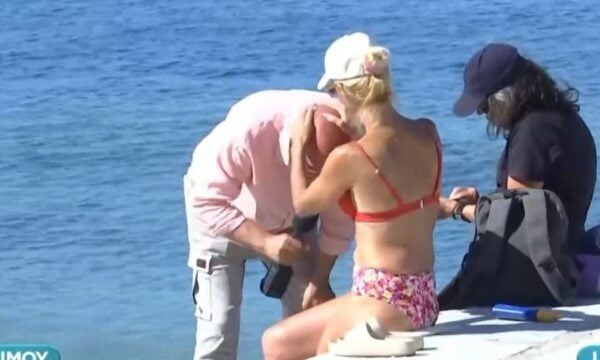 Παραλία Αλίμου: Λουόμενη βάζει αντηλιακό στο κεφάλι του Γιώργου Τσελίκα